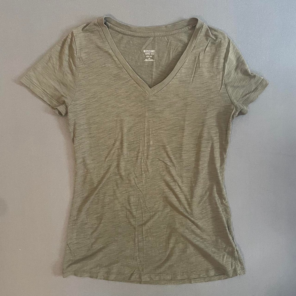 Mossimo Supply Co. olive green v-neck cotton t-shirt in a L
